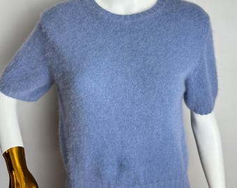 Suéter vintage de lã angorá, modelo pulôver felpudo de manga curta dos anos 80, suéter de tricô macio azul pastel, fabricado na Itália, tricô felpudo minimalista, tamanho PP