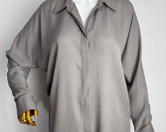 Damesblouse van taupe-grijze zijde, oversized blouse met knoopjes van pure zijde, comfortabele top met lange mouwen, minimalistische Y2K blouse in ingetogen luxe stijl, XL