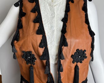 Chaleco corto de cuero marrón vintage, chaleco bohemio con flecos y ribete de borlas, chaleco country western folk para mujer, chaleco étnico sin mangas para festivales, talla S