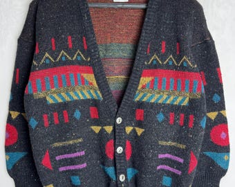 Vintage herrkofta, 80-tals ullblandad kofta, stickat oldschool-plagg från Grandpa, geometriskt mönster, Cosby unisex v-ringad tröja, S