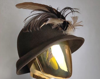 Chapéu de lã feminino dos anos 70, chapéu de penas austríaco, chapéu Fedora de feltro marrom, chapéu Mod elegante, chapéu de grife feito em Garmany, chapéu de meados do século, tamanho 55