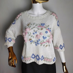 Sweter z haftem kwiatowym, sweter w stylu country z lat 80., oversize'owy sweter robiony na drutach, biały bawełniany sweter babci, dzianina Cottagecore, jeden rozmiar