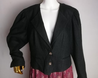 May include: A black blazer with a notched collar, long sleeves, and a single-breasted closure with three buttons. The blazer has a fitted silhouette and a cropped length.