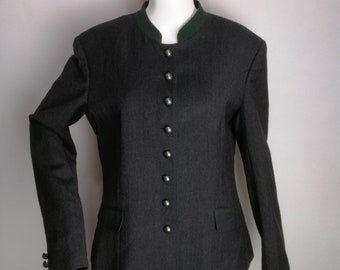 Puede incluir: Una chaqueta gris oscuro con cuello verde y botones plateados. La chaqueta tiene una silueta ajustada y mangas largas.