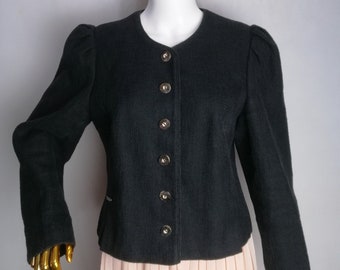 Puede incluir: Una chaqueta negra con cuello redondo y cierre de botones. La chaqueta tiene mangas abullonadas y una silueta ajustada.