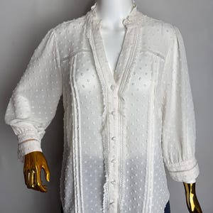 Weiße texturierte Bluse mit Spitzenbesatz, Puffärmel Swiss Dot Shirt, Zartes Country Top, Elegantes Cottagecore Feminines Top, Viktorianischer Französischer Stil