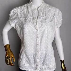 Witte katoenen blouse met oogjes, victoriaanse top met pofmouwen, romantisch geborduurd shirt, boho festival zomertop, cottagecore opengewerkte kanten blouse
