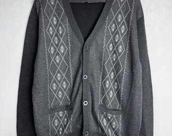 90er Jahre Argyle Herren Strickjacke, Oldschool Pullover mit V-Ausschnitt, Geometrische Muster Graue Strickjacke, Grandpa Cosby Pullover, Unisex Diamant Kariert Cardigan, L