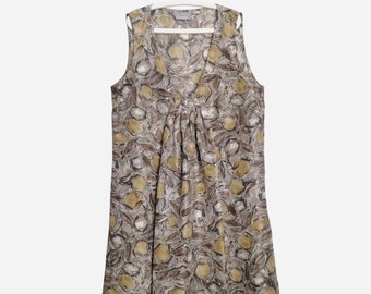 Peut inclure: Une robe sans manches avec un décolleté en V et un imprimé abstrait brun et or.