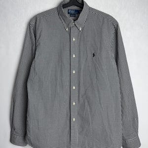 Könnte beinhalten: Ein langärmliges, schwarz-weiß kariertes Hemd mit Knöpfen und einem kleinen Polo Ralph Lauren Logo, das auf der linken Brust gestickt ist.