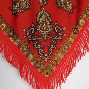 K&ouml;nnte beinhalten: Roter Schal mit Paisley-Muster und Fransenrand. Der Schal ist aus einem weichen, leichten Stoff gefertigt und hat ein traditionelles Design.