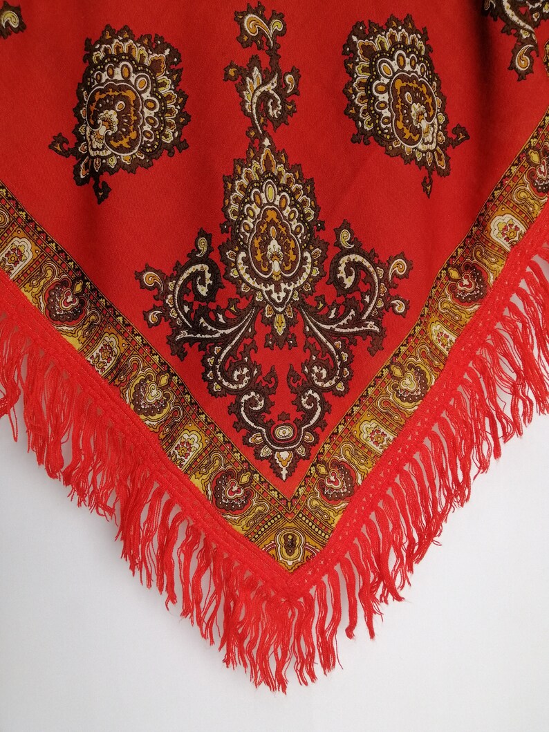 K&ouml;nnte beinhalten: Roter Schal mit Paisley-Muster und Fransenrand. Der Schal ist aus einem weichen, leichten Stoff gefertigt und hat ein traditionelles Design.
