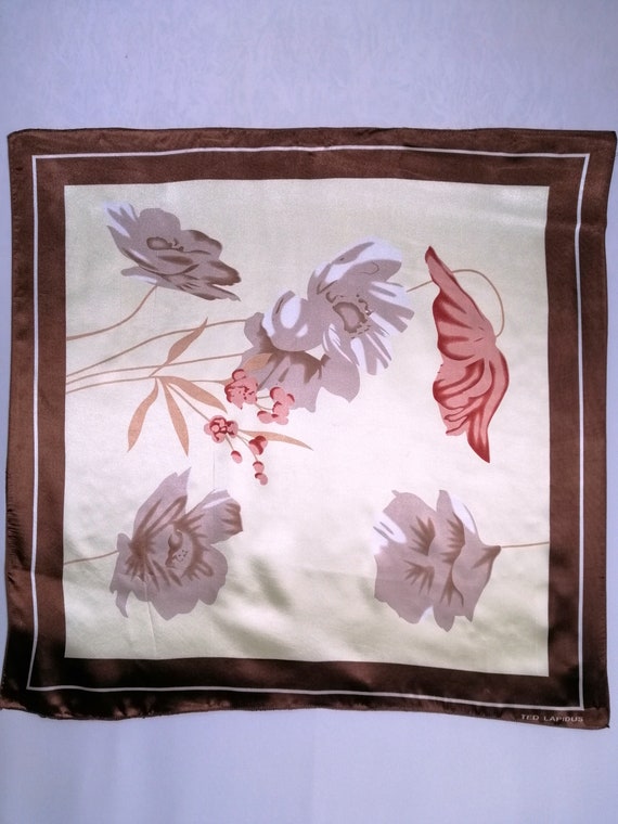 Foulard Ted Lapidus - Motif Arabesques Marron, Rose, Gris Sur Fond Blanc - Élégant - Occasion TBE