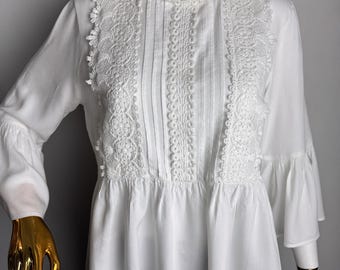 Camicetta in pizzo floreale in cotone, top peplo bianco romantico, camicetta boho chic cottagecore, camicetta con maniche a campana a balze, elegante top contadino femminile