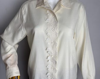 Blusa con ribete de encaje de los años 80, color crema marfil suave, con botones de encaje floral, blusa de secretaria romántica y femenina, camisa retro elegante de manga larga, talla M