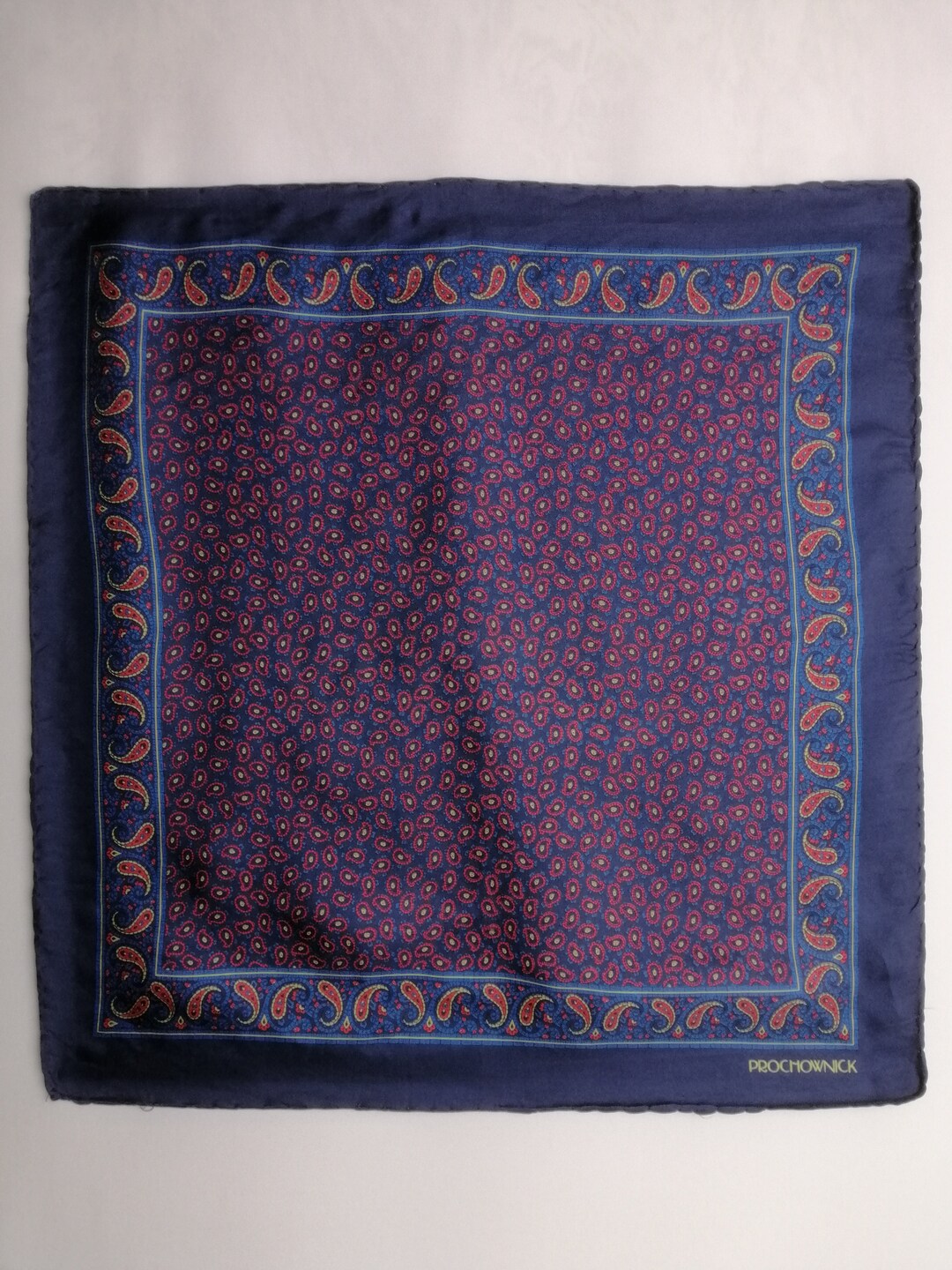 Foulard Vintage En Soie PROCHOWNICK - Dimensions 77 X 79 Cm - Couleur Rose - Occasion Très Bon état