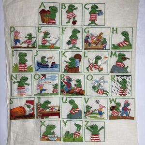 手刺繍アルファベットタペストリー、カエルと仲間たちのABCストーリーブック保育園の装飾、手作りの子供用プレイルームアート、刺繍入りリネン壁掛け