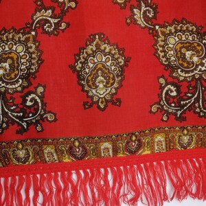 K&ouml;nnte beinhalten: Roter Schal mit Paisley-Muster und Fransenrand.