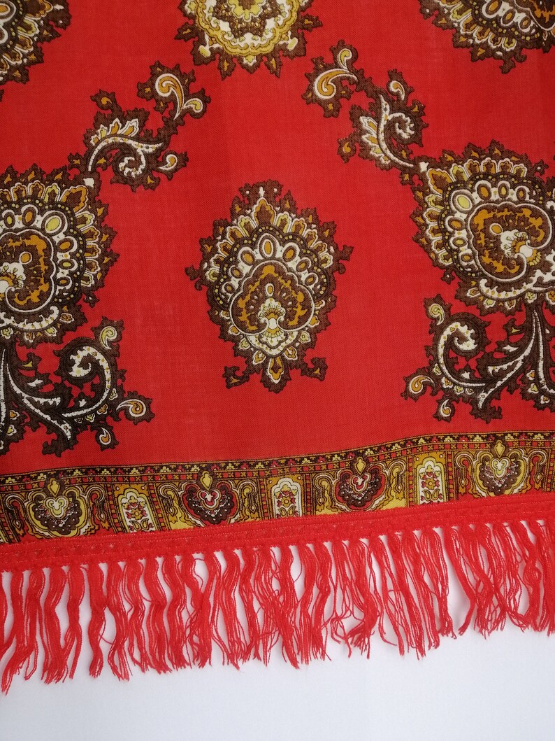 K&ouml;nnte beinhalten: Roter Schal mit Paisley-Muster und Fransenrand.