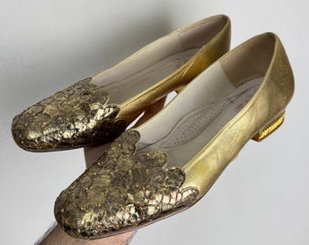 Art Deco Vintage Leather Flats, Gold Scalloped Toe Slip On Shoes, Hollywood Glam Wedding Shoes, Unique Artisan Evening Flats, 42 EUR, 11 US