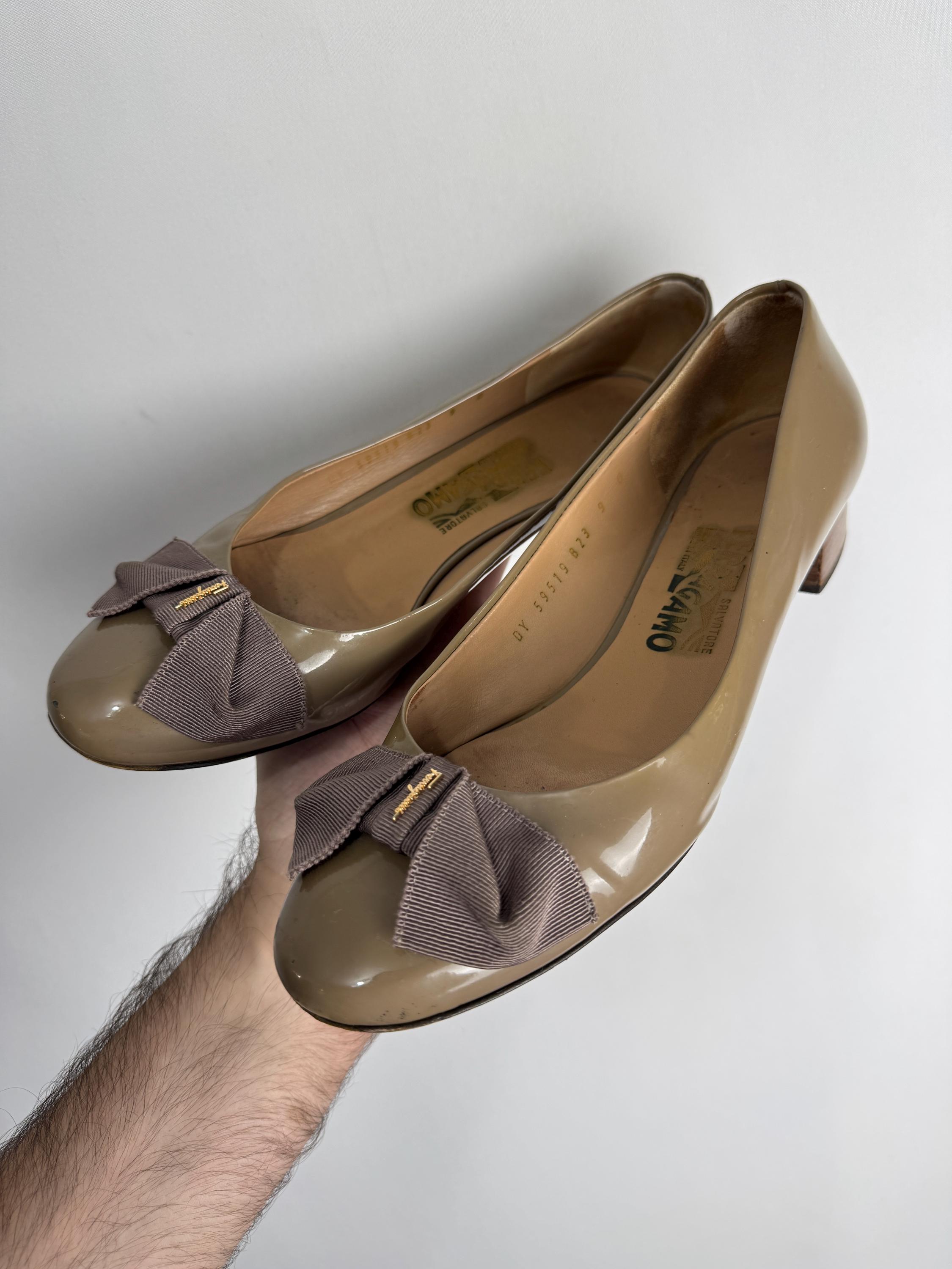 SALVATORE FERRAGAMO Vintage Vara Pumps, Taupe Beige Patent  display picture 3