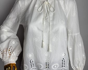 Blusa blanca de encaje con ojales de algodón, elegante blusa con bordados calados, top bohemio chic con mangas abullonadas, blusa romántica estilo cottagecore estilo campestre.