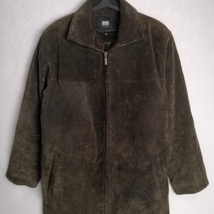 Puede incluir: Una chaqueta de ante marrón oscuro con cierre de cremallera y dos bolsillos delanteros.