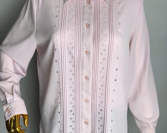80年代の花柄刺繍ブラウス、ソフトパステルピンクのボタンアップ、ロマンチックでエレガントなクラシックブラウス、ボヘミアンシックなトップス、フレンチレトロセクレタリーブラウス、L