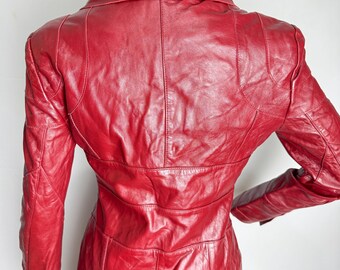 KAREN MILLENレザージャケット、ドラマチックカラーのジップアップ