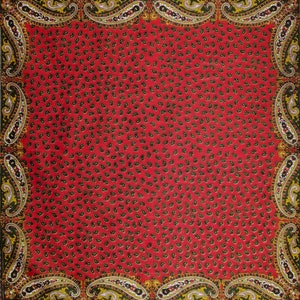Puede incluir: Un pa&ntilde;uelo cuadrado rojo con un estampado de cachemira. El pa&ntilde;uelo tiene un patr&oacute;n repetido de peque&ntilde;as formas de cachemira negras sobre un fondo rojo. El borde presenta dise&ntilde;os de cachemira m&aacute;s grandes en amarillo, negro y blanco.