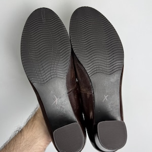 Puede incluir: Un par de zapatos de cuero marr&oacute;n con tac&oacute;n bajo. Las suelas son de color marr&oacute;n oscuro con un patr&oacute;n ondulado. Los tacones son de color marr&oacute;n oscuro. Talla 40.