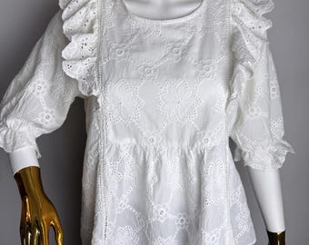 Blusa de algodón con volantes y ojales, blusa romántica blanca estilo cottagecore, camisa veraniega con bordado floral, blusa estilo campesino boho chic, blusa femenina para festivales