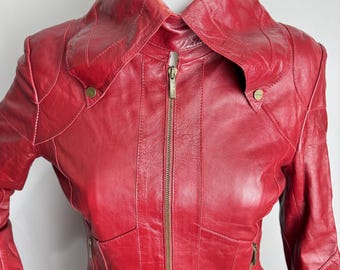 KAREN MILLENレザージャケット、ドラマチックカラーのジップアップ