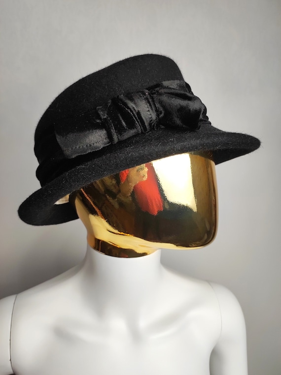 80s Ladies Wool Hat, Short Brim Felt Hat, Womens Black Fedora Hat, Elegant Mod Hat, Velvet Bow Trilby Hat, Mid Century Accessories, Size 56
