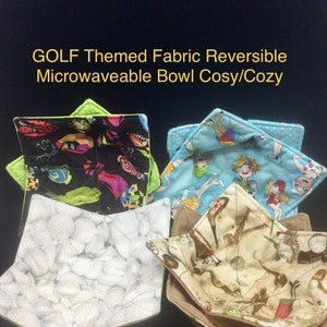 Può includere: Quattro scaldavivande reversibili in tessuto a tema golf. Gli scaldavivande sono realizzati in tessuto di cotone e presentano diversi design a tema golf, tra cui palline da golf, mazze da golf e golfisti. Gli scaldavivande sono adatti al microonde e possono essere utilizzati per mantenere il cibo caldo.