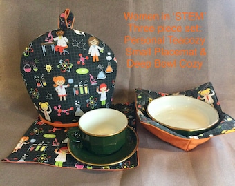 WOMEN in STEM Ontbijtset met Tea Cosy; Kleine placemat en magnetronschaal, gezellig, allemaal passend bij oranje contrastkatoen