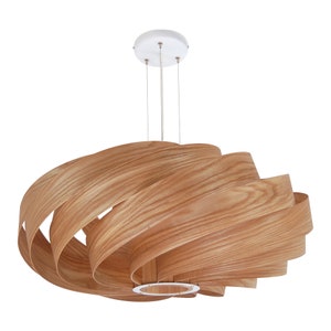 Könnte beinhalten: Eine moderne, hölzerne Pendelleuchte mit einem wirbelnden, organischen Design. Die Leuchte besteht aus mehreren Schichten Holzfurnier, die ein einzigartiges und auffälliges Aussehen erzeugen.