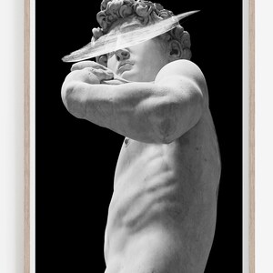 K&ouml;nnte beinhalten: Ein Schwarzwei&szlig;foto einer Marmorstatue eines Mannes mit einem kreisf&ouml;rmigen Objekt &uuml;ber seinem Kopf. Die Statue ist mit einem gebeugten Arm und dem anderen Arm, der auf seinem gebeugten Arm ruht, posiert. Die Statue steht vor einem schwarzen Hintergrund.