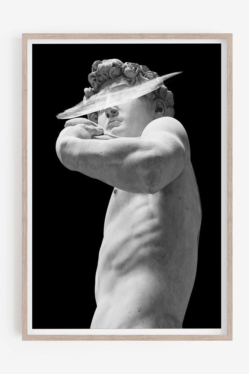 K&ouml;nnte beinhalten: Ein Schwarzwei&szlig;foto einer Marmorstatue eines Mannes mit einem kreisf&ouml;rmigen Objekt &uuml;ber seinem Kopf. Die Statue ist mit einem gebeugten Arm und dem anderen Arm, der auf seinem gebeugten Arm ruht, posiert. Die Statue steht vor einem schwarzen Hintergrund.