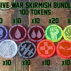 Może przedstawiać: Zestaw 100 żetonów Hive War Skirmish Bundle z różnymi okrągłymi wzorami. Komplet zawiera ikony fioletowej czaszki, czerwonych kropel, zielonej pięści, żółtej strzałki, białej pajęczyny, czarnego naboju, pomarańczowego krzyża i czerwonej złamanej kości.