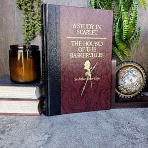 Book Clock: Sherlock Holmes Study in Scarlet/Hound of the Baskervilles Sir Arthur Conan Doyle