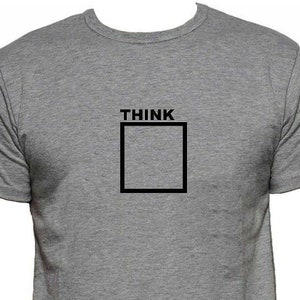 Pensa alla maglietta fuori dagli schemi. Divertente t-shirt Unisex.