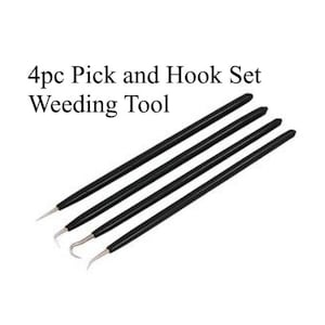 Puede incluir: Un juego de cuatro herramientas de deshierbe negras con puntas metálicas. Las herramientas están etiquetadas como "4pc Pick and Hook Set Weeding Tool".