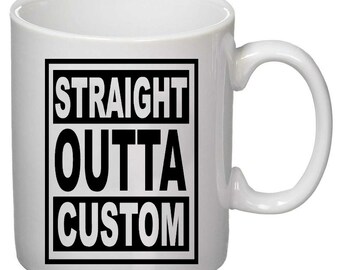 Straight Outta CUSTOM Tee Kaffeetasse. 11oz oder 15oz Tasse. Personalisieren Sie Ihren eigenen Text mit Ihrer Wahl der Stadt oder Stadt.