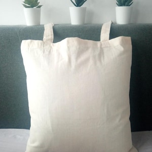 Schlichte Baumwolltasche mit langem Schultergurt. Geeignet für Tie Dye-Druck oder Stickerei. Wiederverwendbare Einkaufstasche aus 100% Baumwolle.