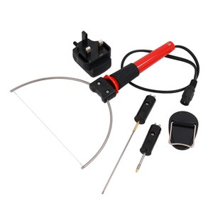 Op de afbeelding: Een rood en zwart elektrisch heet mes met een ronde draadsnijder, twee verwisselbare tips, een stroomadapter en een voetpedaal.