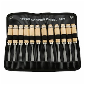 Może przedstawiać: Zestaw 12 dłut do rzeźbienia z drewnianymi uchwytami i metalowymi ostrzami, prezentowany w czarnym etui. Tekst "12PCS CARVING CHISEL SET" jest wydrukowany na etui. Dłuta są gotowe do rzeźbienia w drewnie.