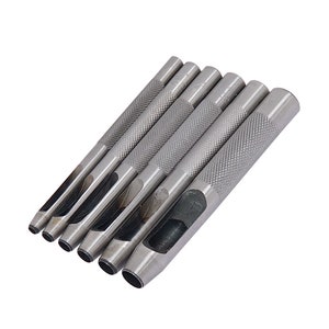 Pode incluir: Conjunto de seis ferramentas de perfuração de couro de metal prateado com furos de diferentes tamanhos.