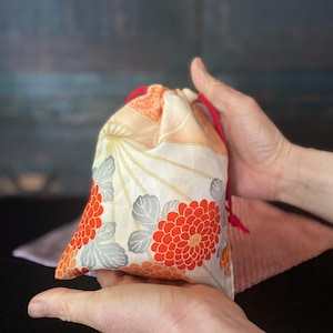 Bolsa de kimono con cordón, bolsa, bolsa de seda, artículos sanitarios, bolsa pequeña con cordón, bolsa con piedras preciosas, bolsa de tarjetas, regalo pequeño, estampado floral