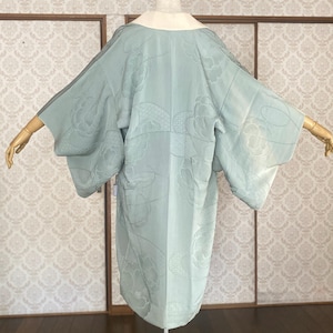 Puede incluir: Un letrero de madera rústica con el texto "Welcome to our home" en letras blancas. El letrero presenta un acabado envejecido y un diseño sencillo y acogedor para la decoración.